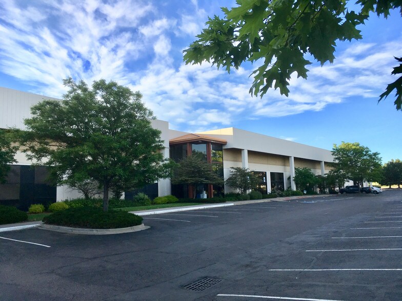 More Photos Of 452-562 Sable Blvd, Aurora Showroom For Sale