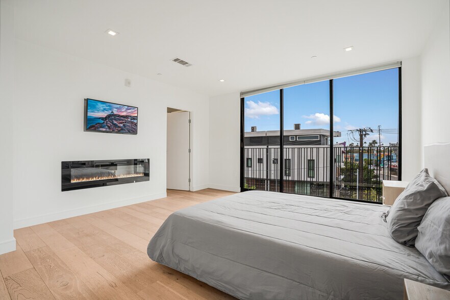 More Photos Of 2432 Penmar Ave, Venice Apartments For Sale