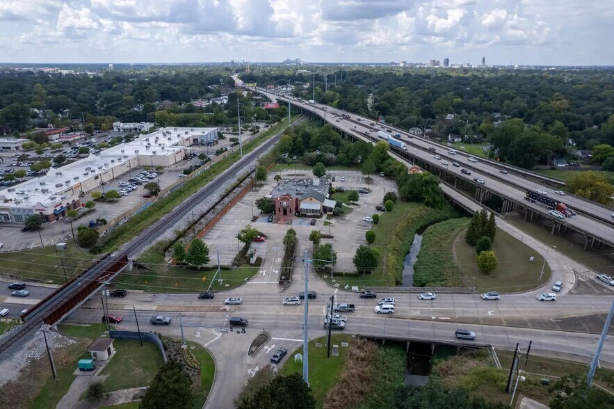 More Photos Of 2450 S Acadian Thruway, Baton Rouge Restaurant For Sale