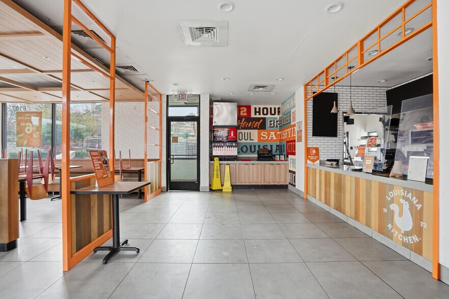 More Photos Of 6107 The Plaza, Charlotte Freestanding For Lease