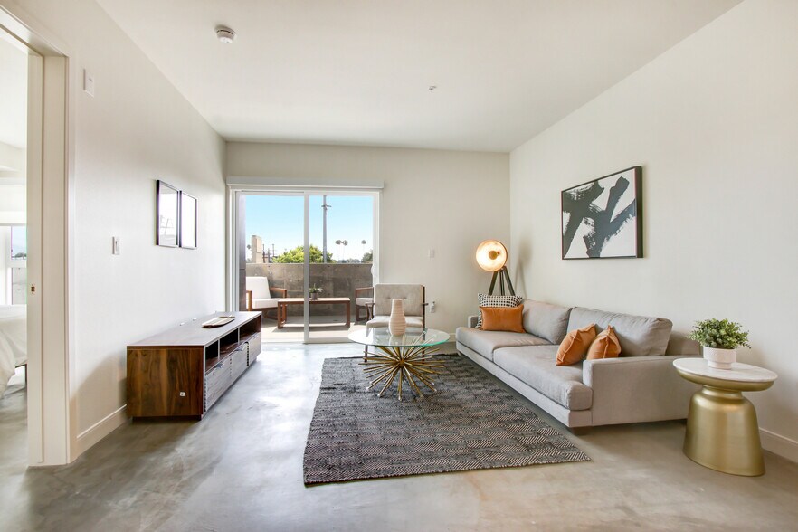 More Photos Of 6625 Reseda Blvd, Reseda Apartments For Lease