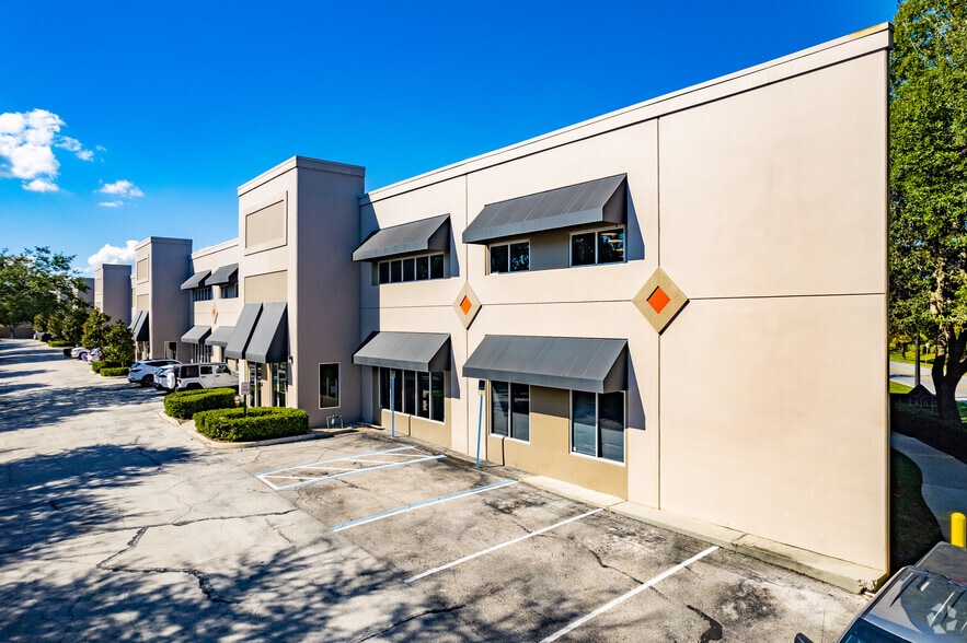 More Photos Of 7802 Kingspointe Pky, Orlando Office For Lease