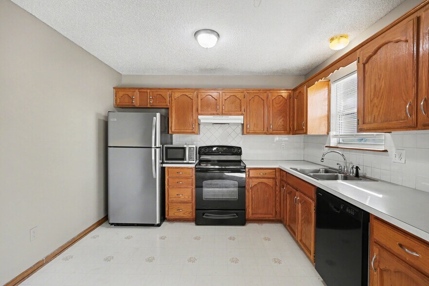 More Photos Of 209 SW Pryor Rd, Lee's Summit Multifamily For Sale