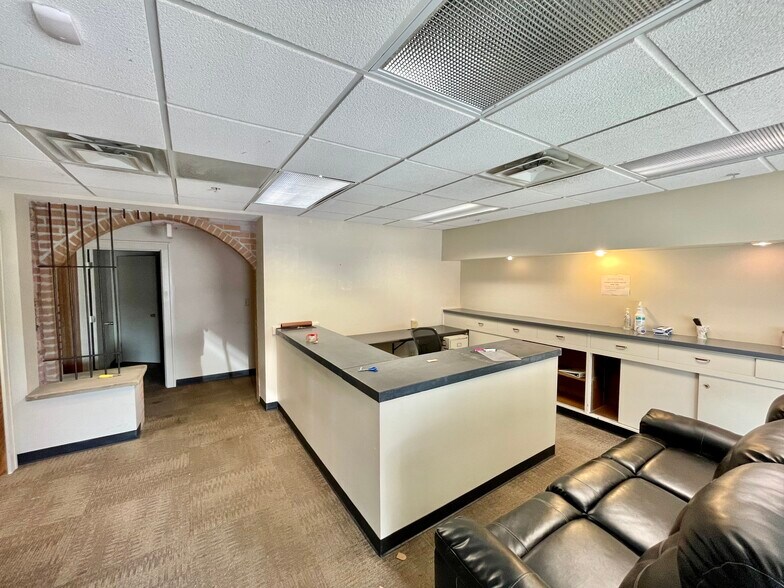 More Photos Of 120 16 1/2 St, Rock Island Office For Sale