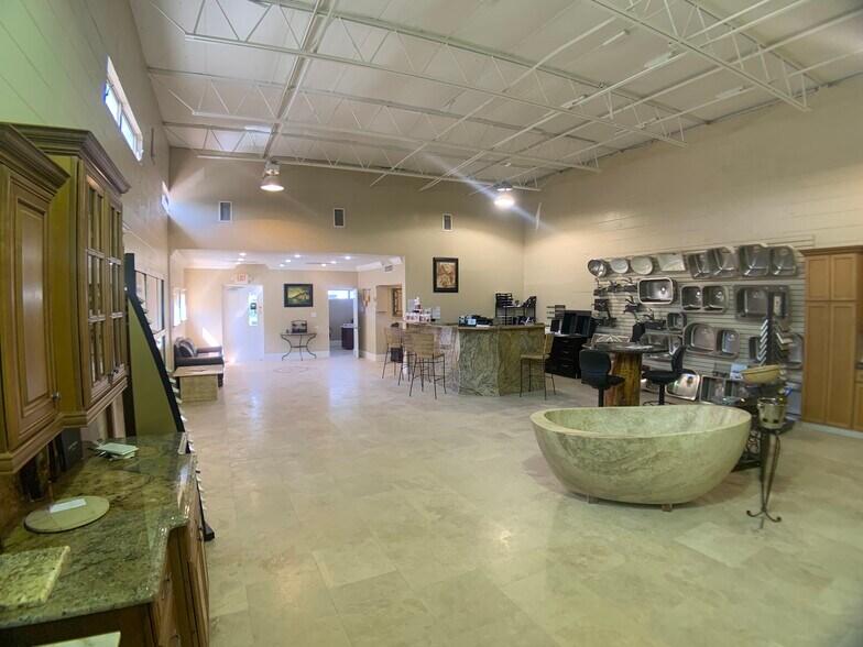 More Photos Of 3199 22nd Ave N, Saint Petersburg Showroom For Lease