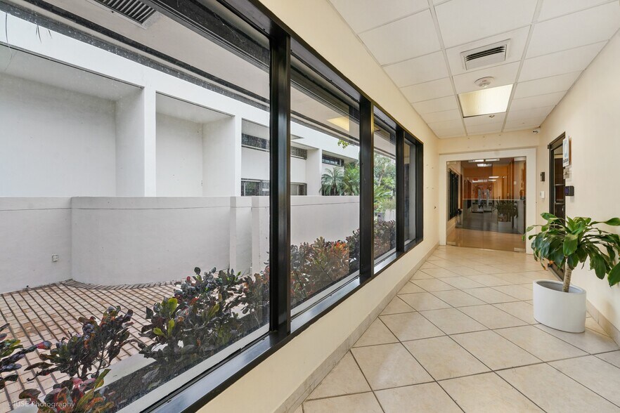 More Photos Of 520 Brickell Key Dr, Miami Apartments For Lease