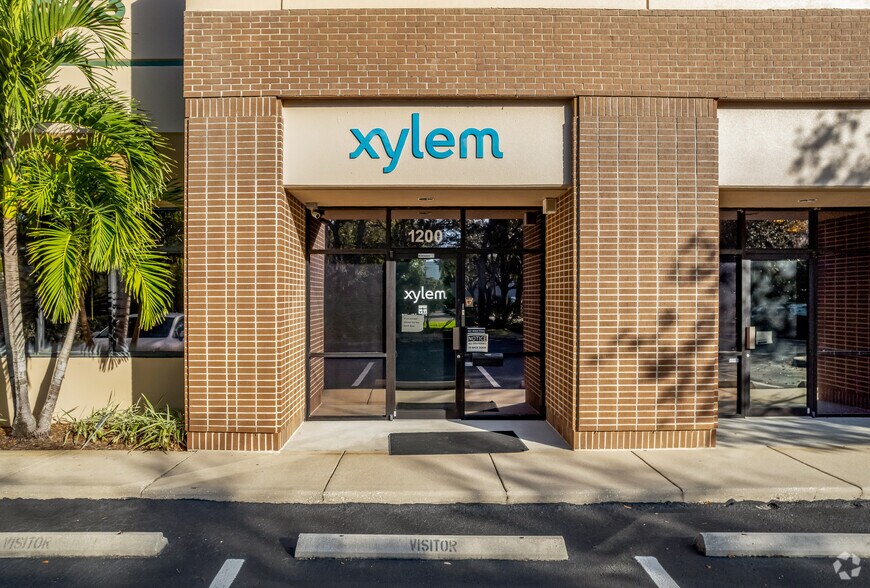 More Photos Of 9843 18th St N, Saint Petersburg Flex For Lease