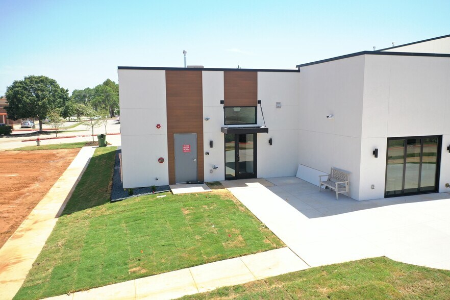 More Photos Of 113 Barnett Dr, Highland Village Office For Lease