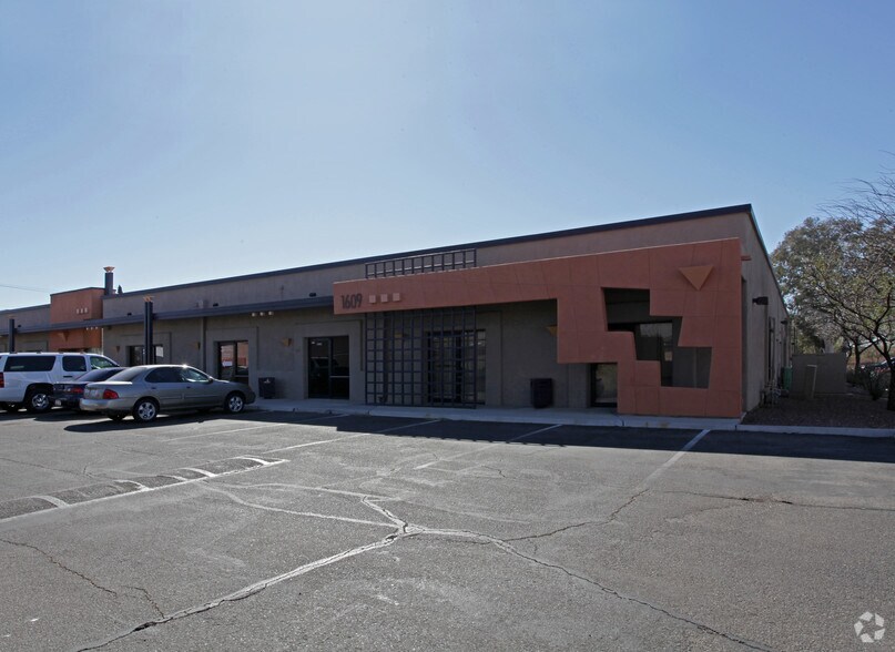 More Photos Of 1605 N Wilmot Rd, Tucson Unknown For Lease