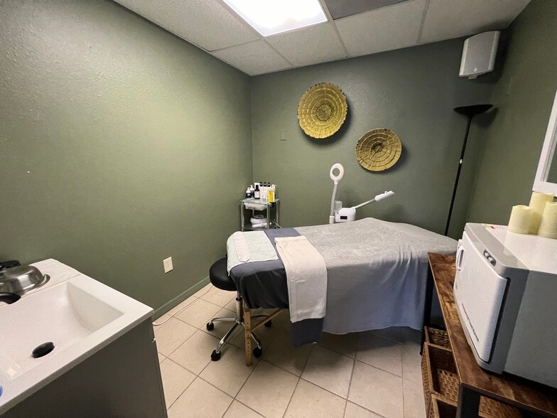 More Photos Of 2108 W Kennedy Blvd, Tampa Freestanding For Lease