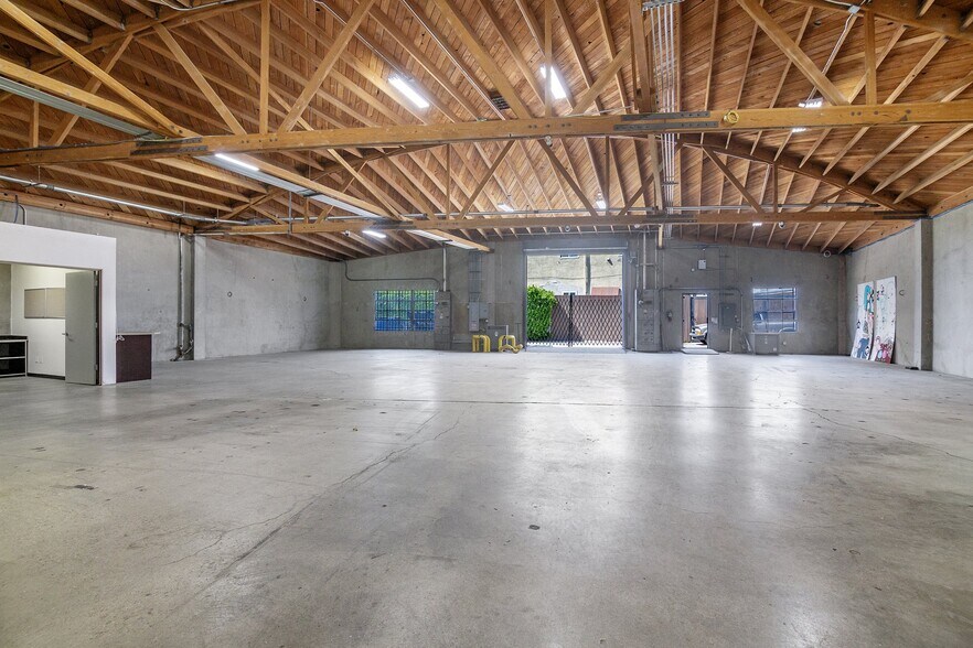 More Photos Of 5655 W Adams Blvd, Los Angeles Warehouse For Lease
