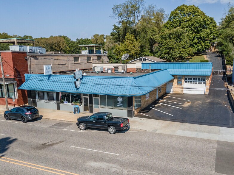 More Photos Of 1856 E Broadway, Alton General Retail For Sale