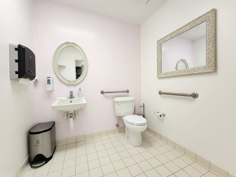 More Photos Of 722 Grant St, Herndon Medical For Sale