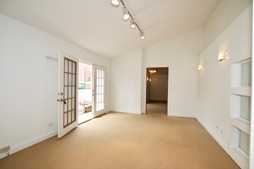More Photos Of 114-118 E Calhoun St, Woodstock Freestanding For Lease