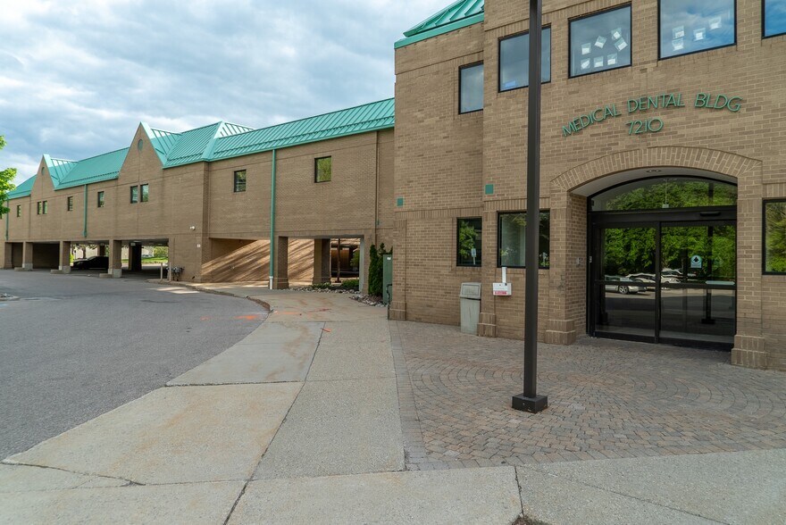 More Photos Of 7210 N Main St, Clarkston Medical For Lease
