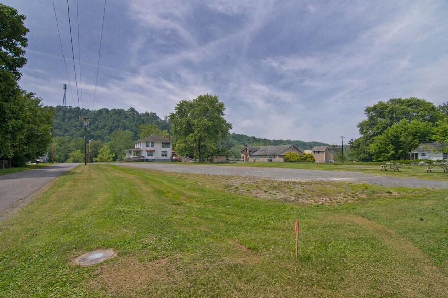 More Photos Of 101 Davis st, Alderson Freestanding For Sale