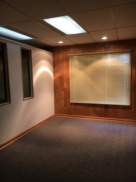 More Photos Of 2200 W Burbank Blvd, Burbank Storefront Retail Office For Sale