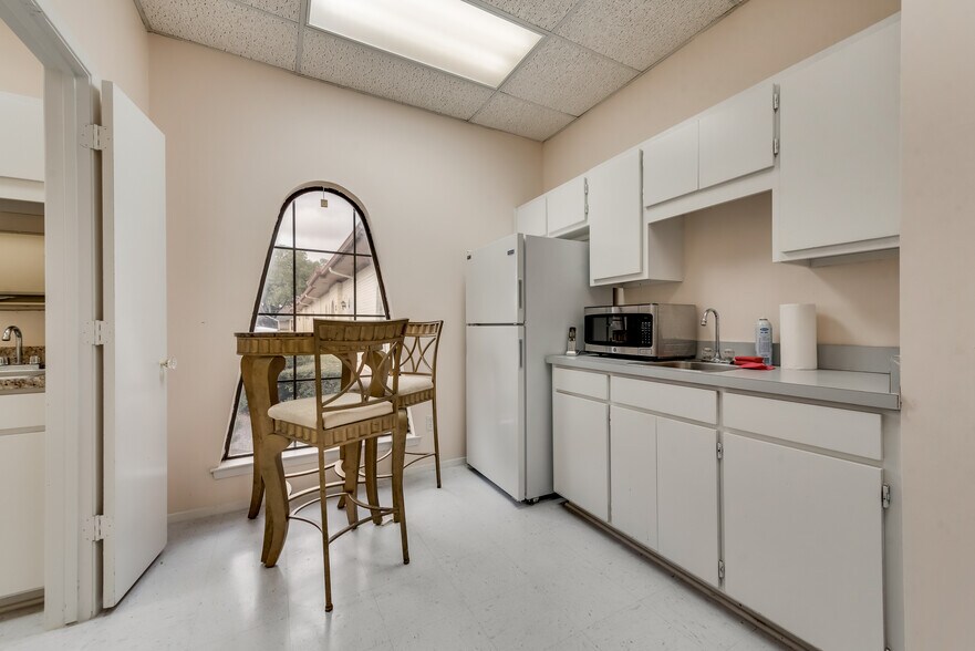 More Photos Of 912 Wright St, Arlington Medical For Sale