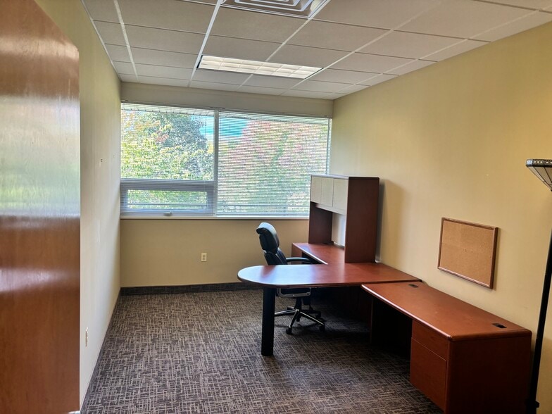 More Photos Of 220 Ridgedale Ave, Florham Park Office For Sale