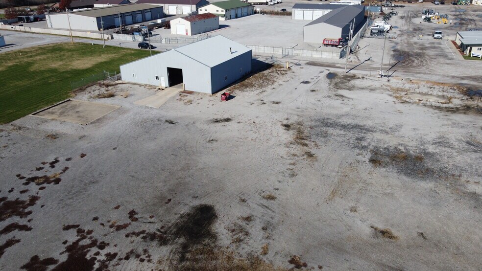 More Photos Of 2324 Kearbey Ln, South Roxana Truck Terminal For Lease