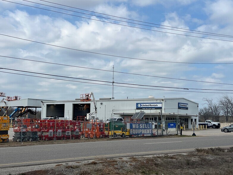 More Photos Of 17600 Interstate 35, Buda Service For Sale