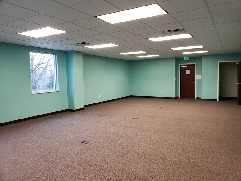 More Photos Of 300 Kenton Dr, Charleston Office For Lease