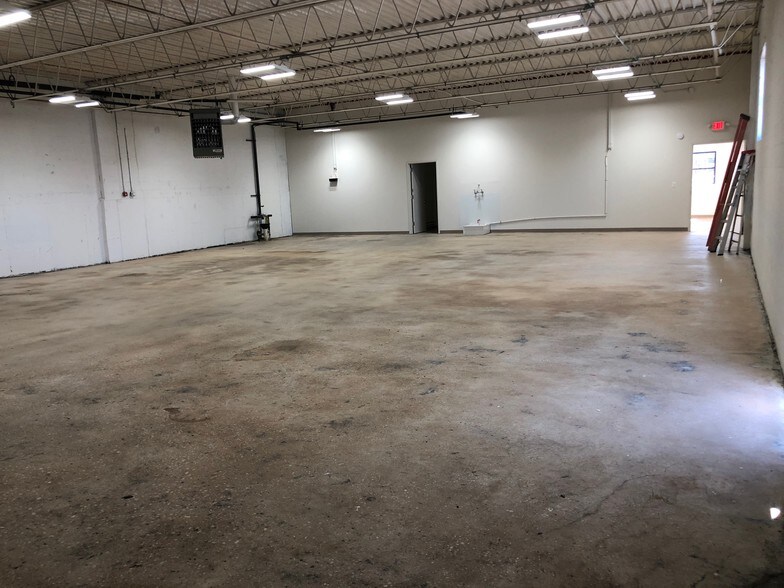 More Photos Of 40 Brook Ave, Deer Park Warehouse For Lease