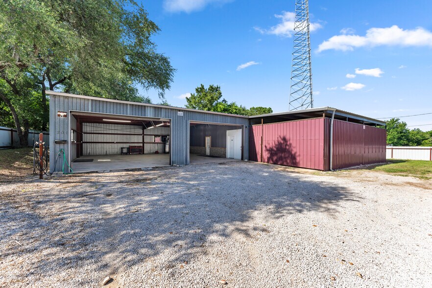 More Photos Of 201 W 9th St, Burnet Warehouse For Sale