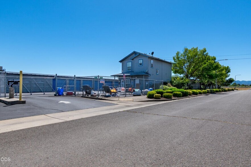 More Photos Of 1060 Dillon Way, Central Point Self Storage For Sale