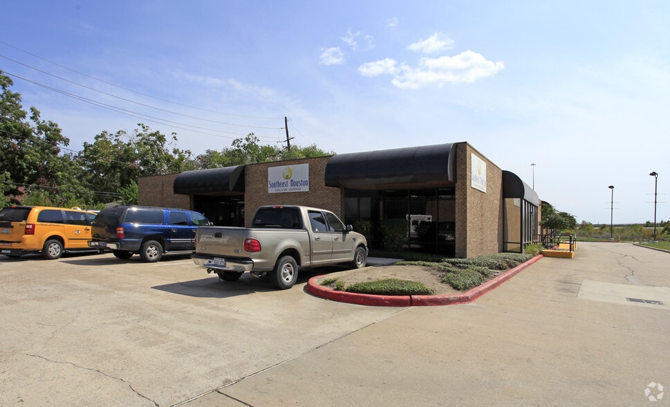 More Photos Of 7505-7563 South Fwy, Houston Unknown For Lease