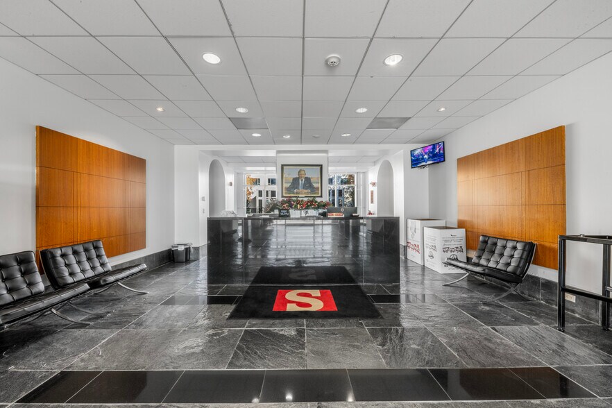 More Photos Of 15635 Jacintoport Blvd, Houston Office For Lease