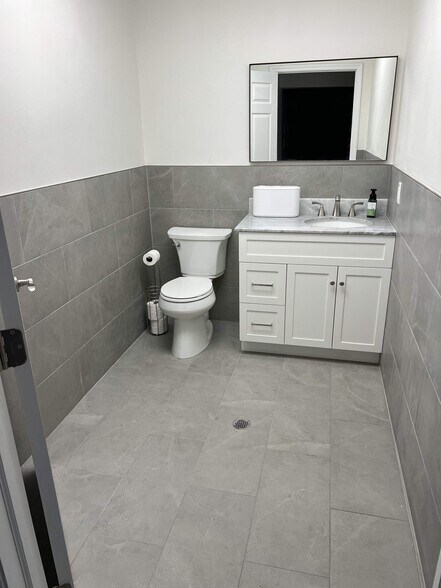 More Photos Of 2810 E Robinson St, Orlando Office For Lease