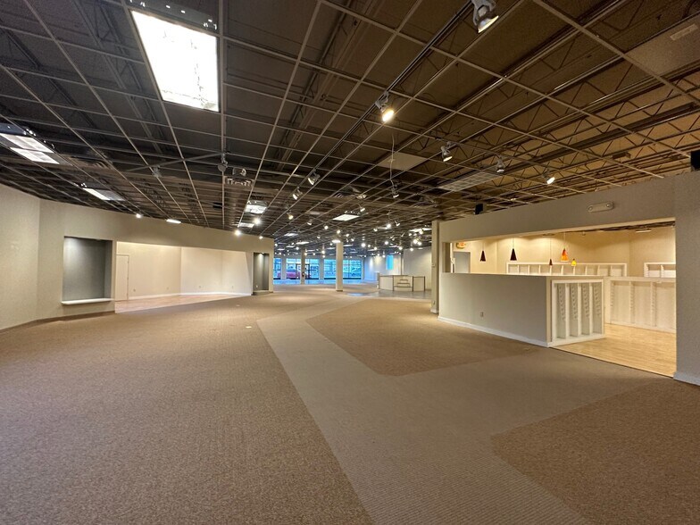 More Photos Of 220 Broadhollow Rd, Farmingdale Showroom For Lease