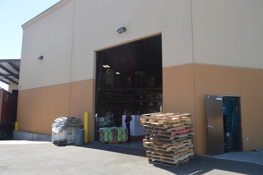 More Photos Of 5600 Earhart Ct, Windsor Warehouse For Lease