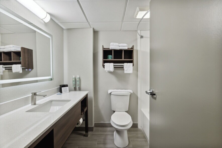 More Photos Of 126 Expressway Dr, Manchester Hotel For Sale