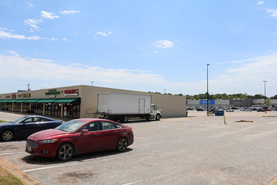 More Photos Of 1711 N East End Blvd, Marshall Storefront For Lease