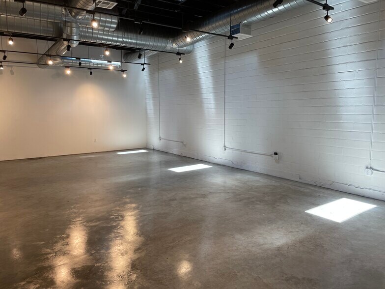 More Photos Of 1919 N Main St, Houston Storefront Retail Office For Lease