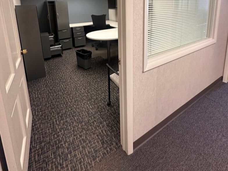 More Photos Of 1730 N Limestone St, Springfield Loft Creative Space For Lease