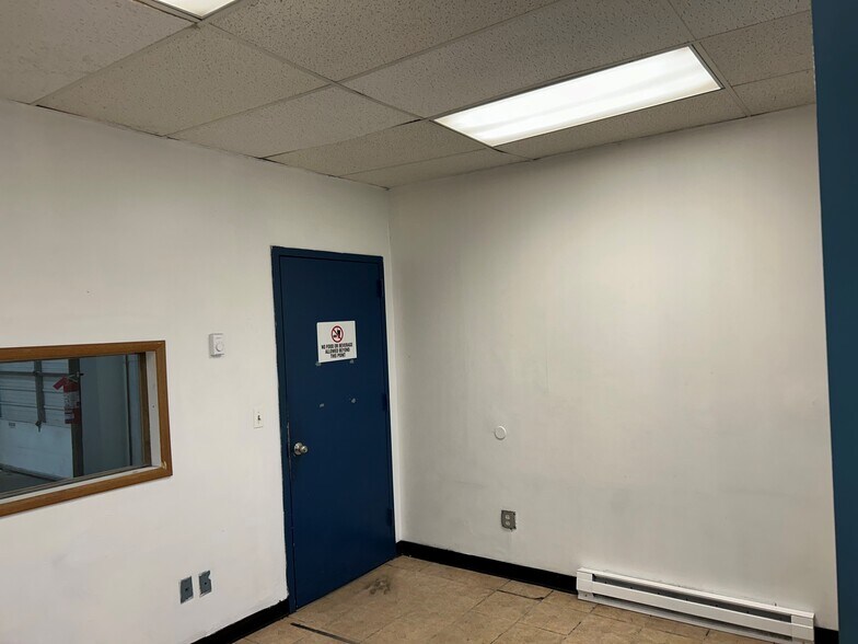 More Photos Of 21 Wes Warren Dr, Middletown Warehouse For Lease