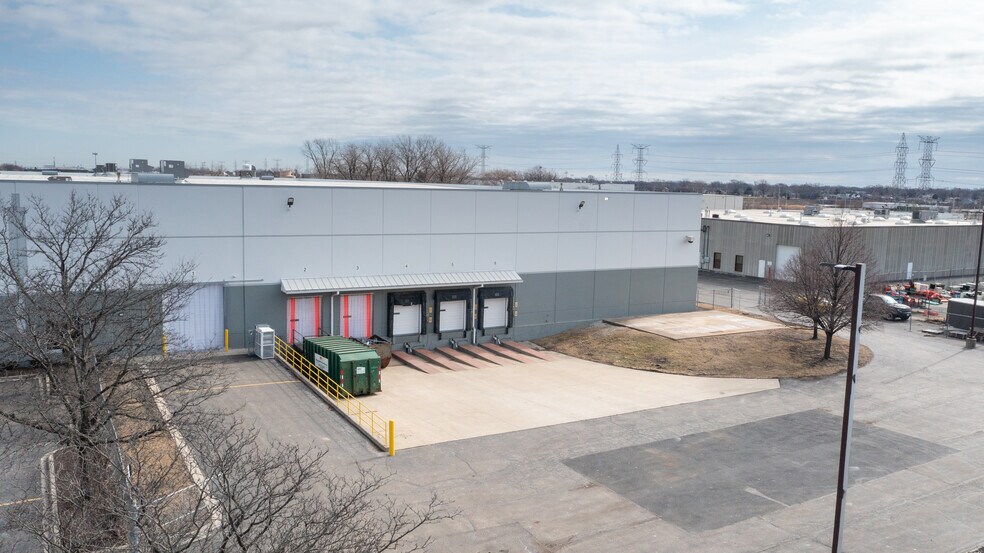 More Photos Of 6721 W 73rd St, Bedford Park Manufacturing For Sale