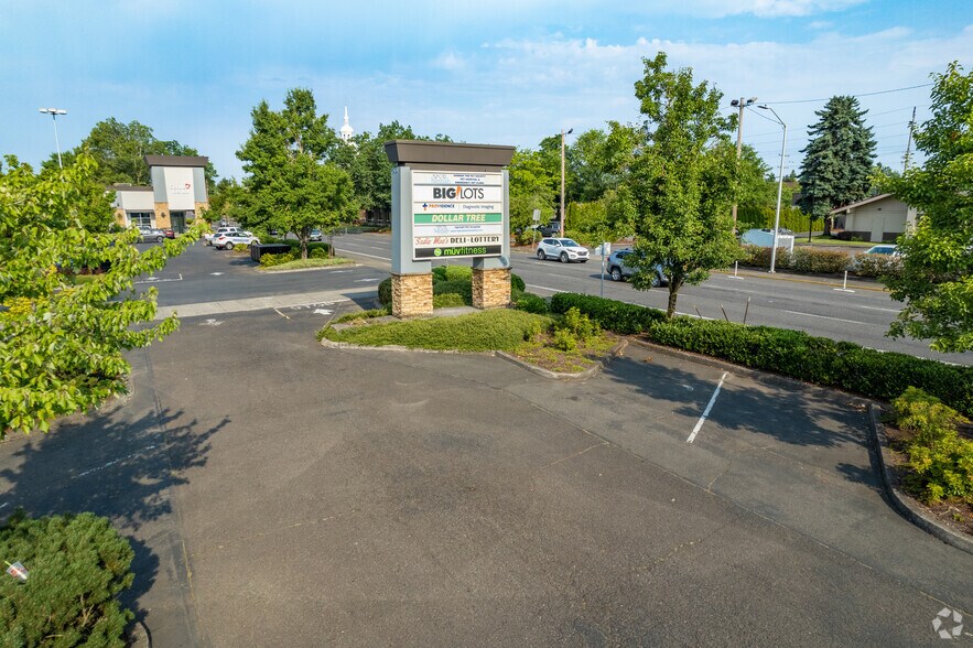 More Photos Of 10552-10548 SE Washington St, Portland General Retail For Lease