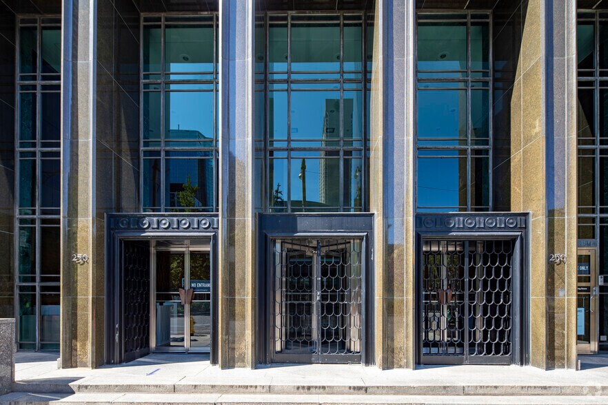 More Photos Of 250 University Ave, Toronto Coworking Space