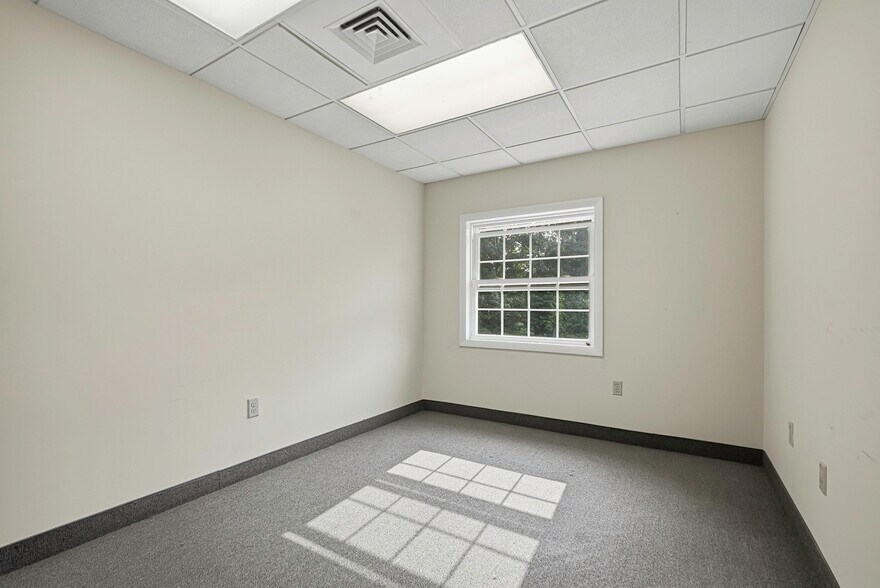More Photos Of 37 Pierce St, Northborough Office For Sale