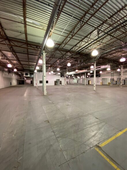 More Photos Of 15203 S Commerce Dr, Dearborn Manufacturing For Lease