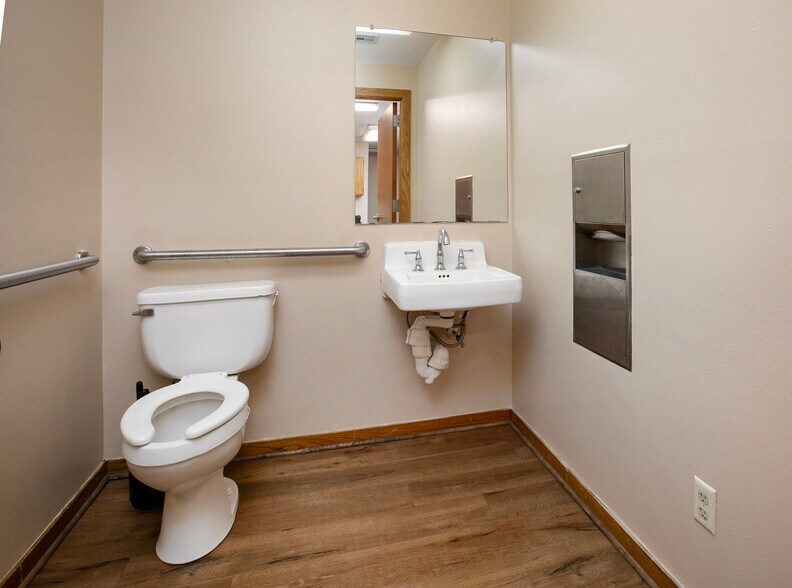 More Photos Of 707 N Waldrip St, Grand Saline Hospital For Lease