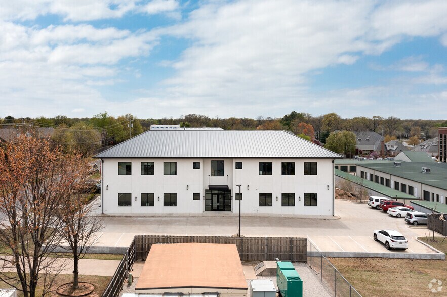 More Photos Of 9128 S Braden Pl, Tulsa Office For Lease