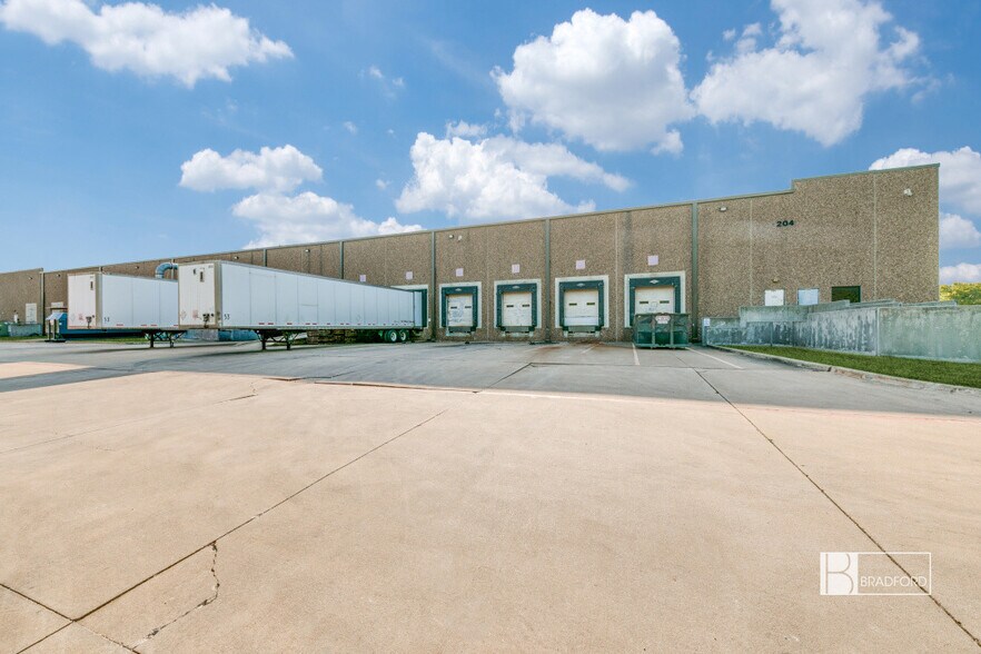 More Photos Of 200 E Bethany Dr, Allen Manufacturing For Sale