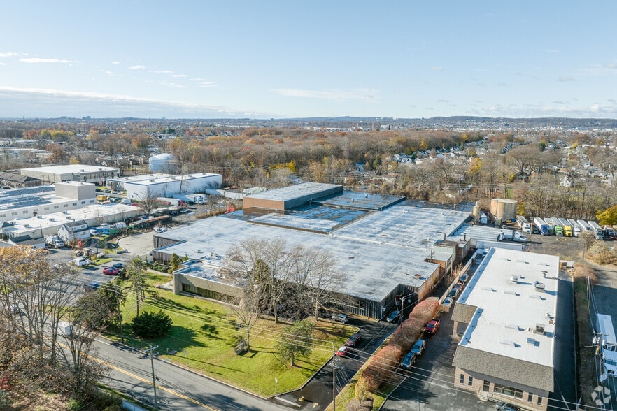 More Photos Of 567-575 N Midland Ave, Saddle Brook Warehouse For Lease