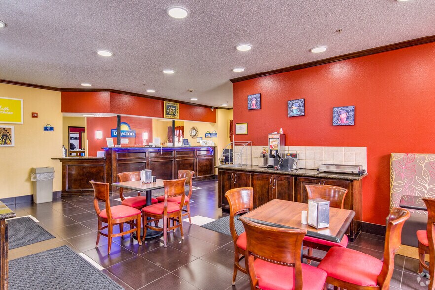 More Photos Of 1420 N Lorraine St, Hutchinson Hotel For Sale
