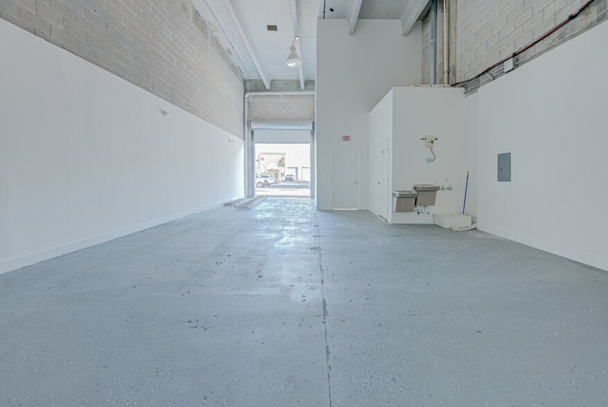 More Photos Of 3300 NW 112th Ave, Miami Light Manufacturing For Lease